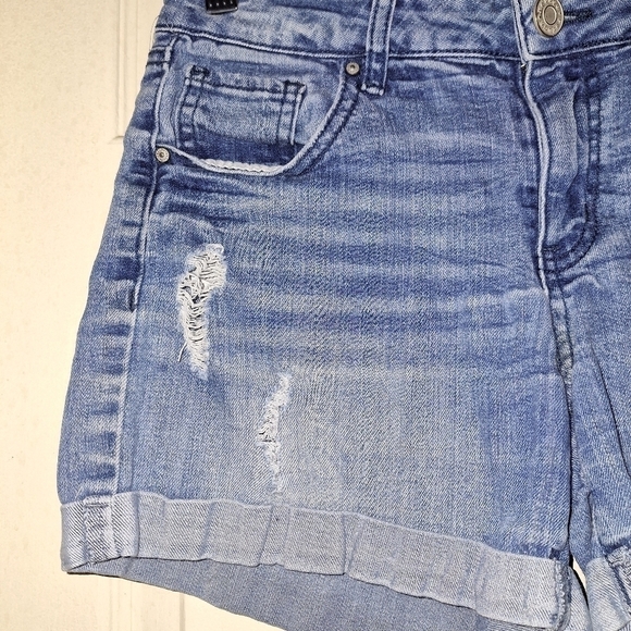 Refuge distressed jean shorts size 2 - Picture 4 of 5